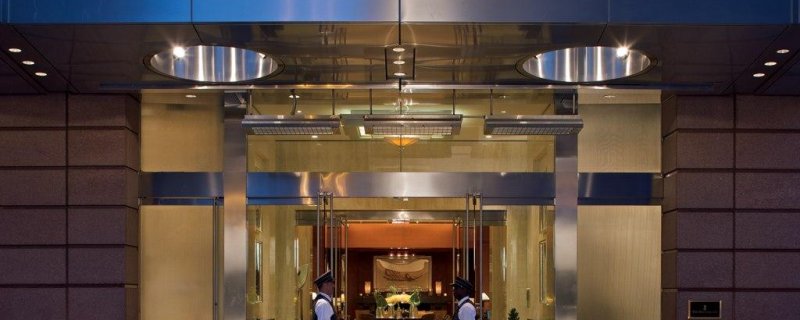 Работа официантами, барменами и хостесс Омане в отеле Ritz Carton